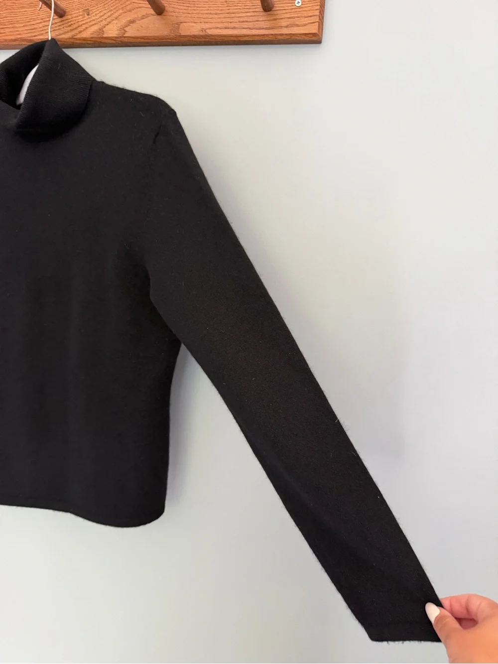 Saks Fifth Avenue 100% Cashmere Classic Black Monochrome Turtleneck Sweater